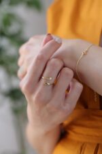 14k Gold Hug Ring, Minimalist Embrace Band, Love & Friendship Gift - Görsel 6