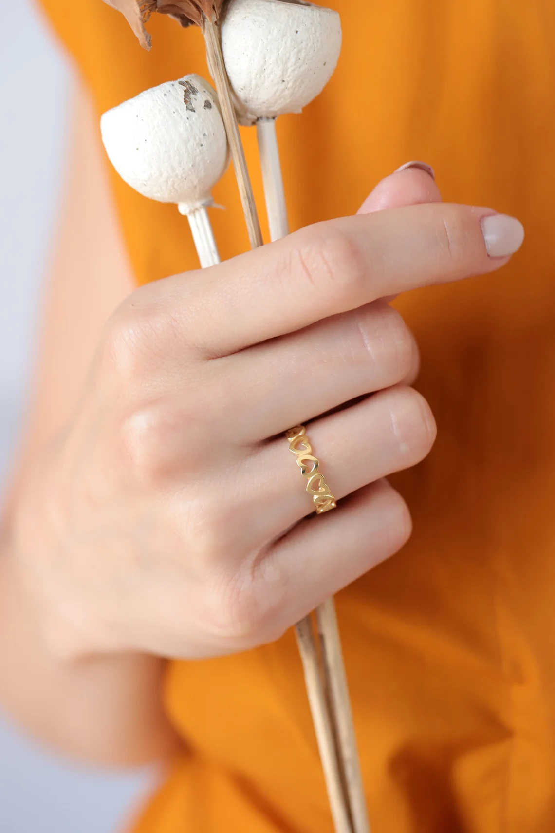 il_1140xN.6172202208_bsai Gold Heart Eternity Band Ring: Minimalist Open Cut Jewelry - Görsel 1