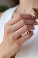 Dainty 10k Gold Ring, Three Diamond Minimalist Band - Görsel 6