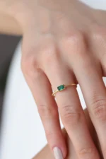 Gold Emerald Cut Ring, Minimalist Gemstone Solitaire Band - Görsel 6