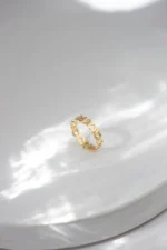 Gold Heart Eternity Band Ring: Minimalist Open Cut Jewelry - Görsel 2