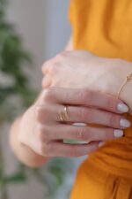 14k Gold Hug Ring, Minimalist Embrace Band, Love & Friendship Gift - Görsel 5