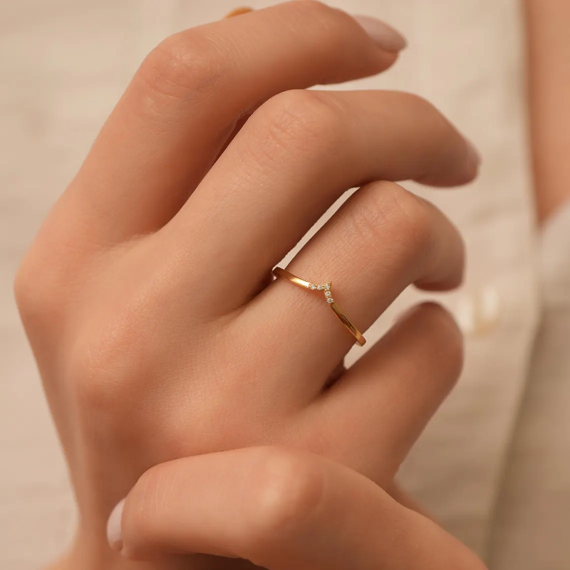 il_1140xN.6932317991_ma5r 14k Gold Chevron Diamond Ring, Minimalist Pavé V Band - Görsel 1