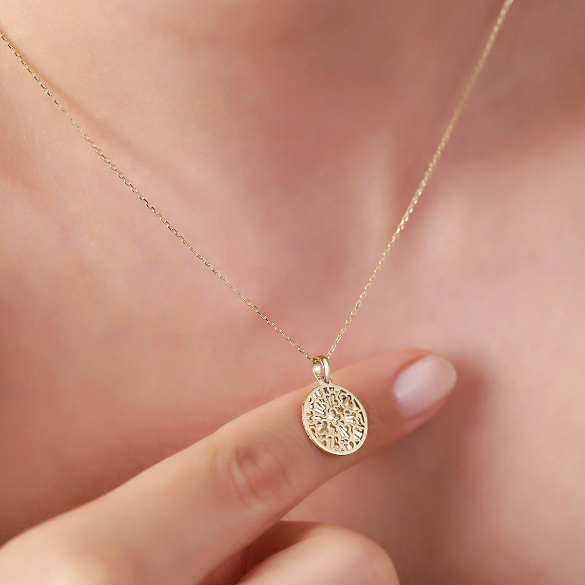 il_1140xN.5967141481_g389 14K Gold Round Clover Necklace | Elegant Charm Pendant - Görsel 1