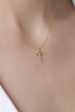 Solid Gold Diamond Cross Necklace – Modern Geometric Faith Pendant - Görsel 6