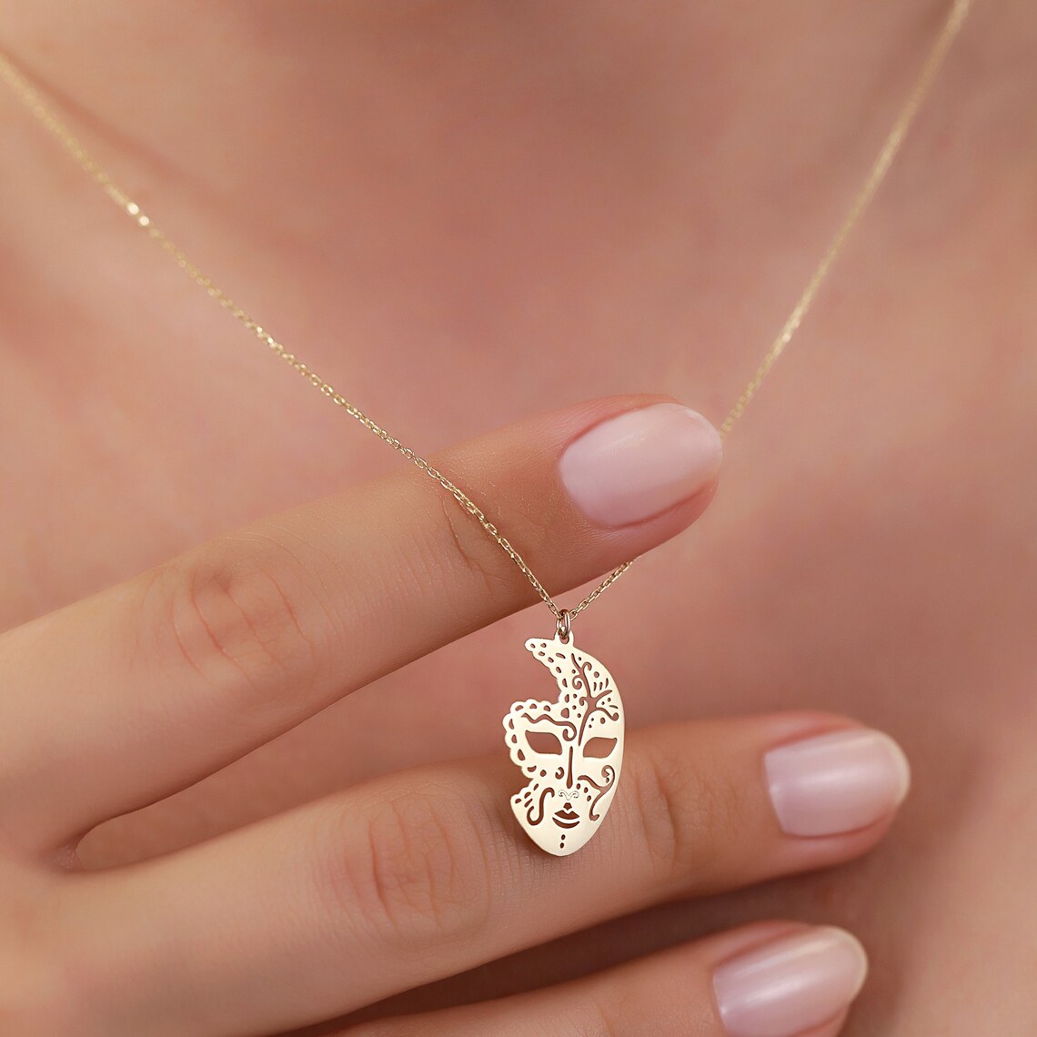 il_1140xN.6220294863_qelq 14K Gold Venetian Mask Necklace – Filigree Masquerade Pendant - Görsel 1