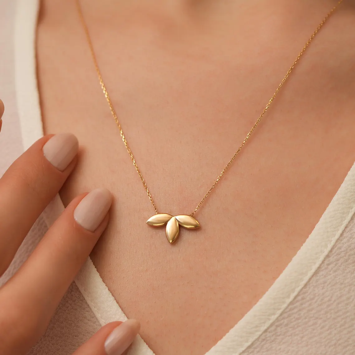 il_1140xN.6879017328_5xxv 14K Gold Triple Petal Necklace: Minimalist Fine Jewelry Gift - Görsel 1